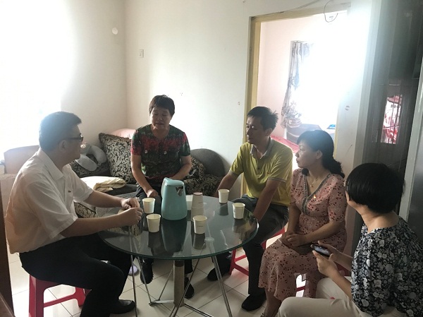 2-市民政局社会救助和社会事务处党支部组织党员开展入户调查和慰问低保困难群众活动.jpg
