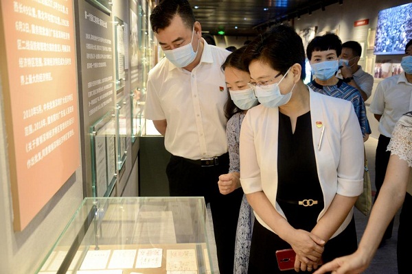 5-老虎游戏机
组织参观深圳经济特区档案文献展.jpg