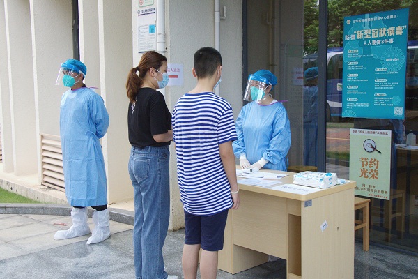 1.模拟儿童院儿童出现发热症状到预检分诊台进行预检.jpg