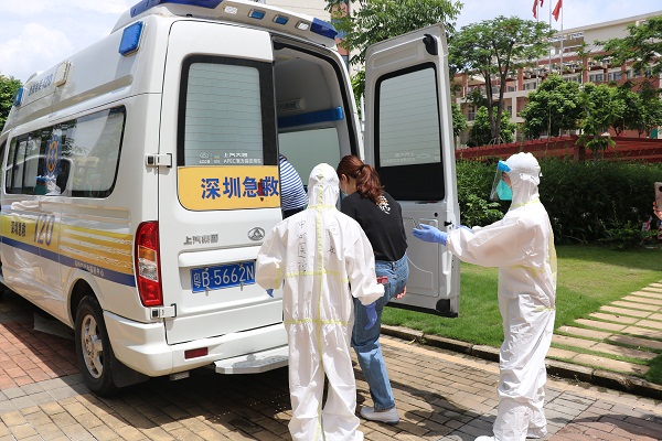7.医护人员对疑似患者紧急转诊.jpg