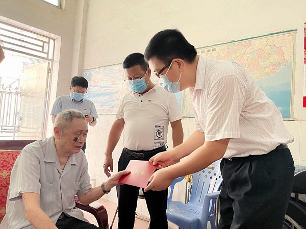 1-市民政局党组成员、副局长陈文清带队到石岩街道看望慰问老党员.jpg