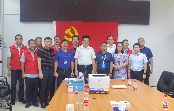 2-市民政局党组成员、副局长陈文清带队到石岩街道看望慰问老党员.png