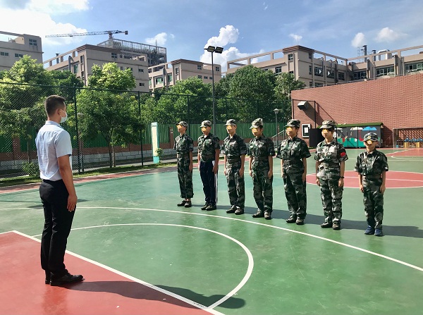 2孩子们在炎炎烈日下训练军姿.jpg