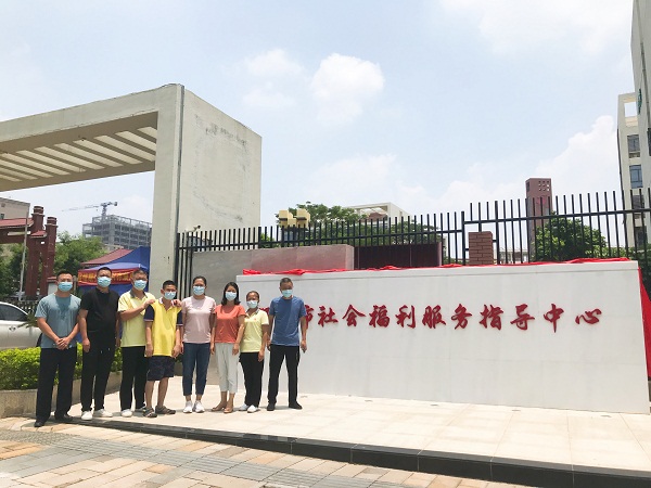 深小江与工作人员合影留念.jpg