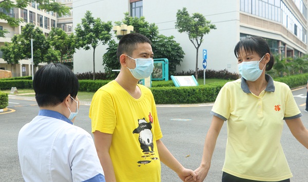 深小江与工作人员依依不舍.jpg