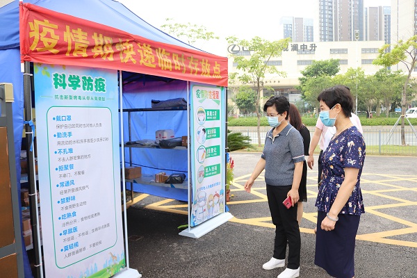 1勇华同志检查疫情期间快递暂存点.jpg