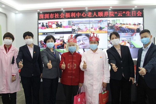 1中心领导与生日老人代表一同参加“云”生日会.jpg